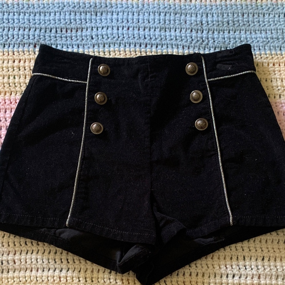 Stylish Black Buttoned Women's Shorts